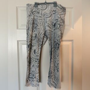 GUC Lululemon Gray and White Leggings size 10